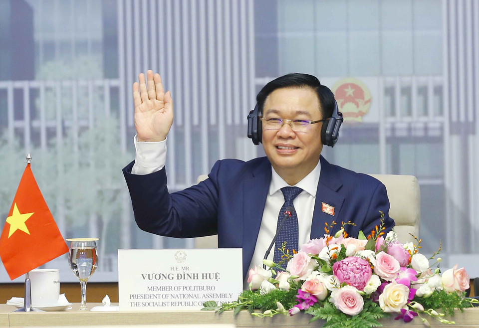 Chủ tịch Quốc hội Vương Đình Huệ chào Ngài Abdul Rahman Taib, Chủ tịch Hội đồng lập pháp Brunei Darussalam, Chủ tịch AIPA 2021. (Ảnh: Doãn Tấn/TTXVN)