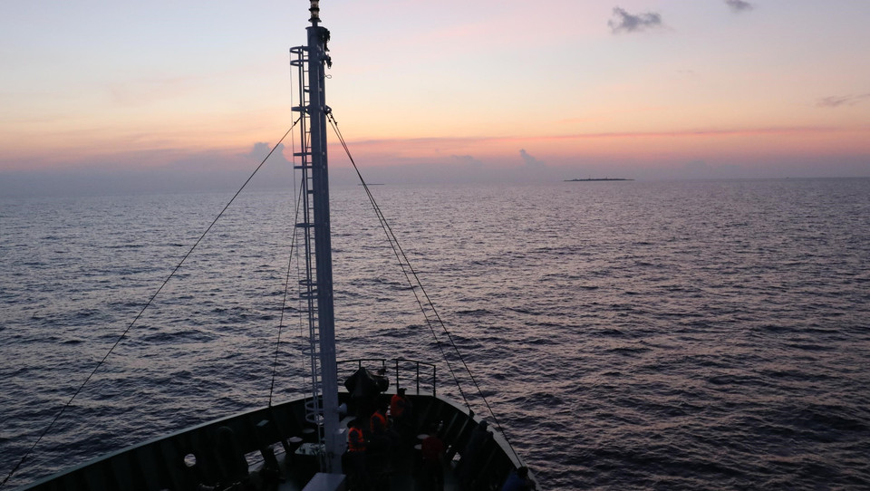 Hoàng hôn buông trên vùng biển gần đảo Song Tử Tây. (Ảnh: Sỹ Tuyên/TTXVN)