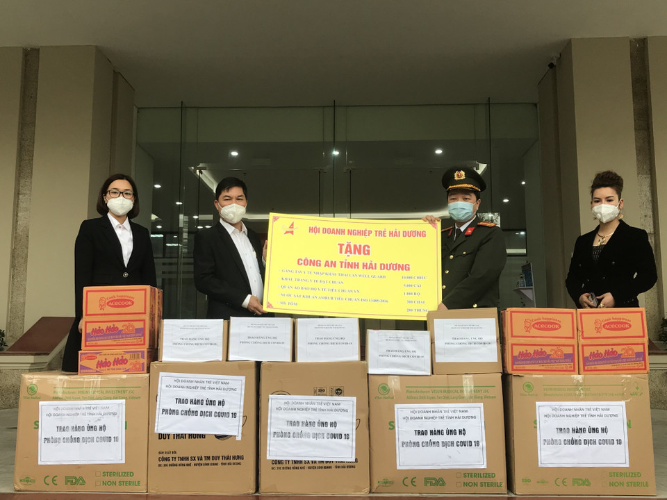 Công an tỉnh Hải Dương tiếp nhận ủng hộ trong công tác phòng, chống dịch COVID-19 của Hội doanh nhân trẻ Hải Phòng. (Ảnh: Tiến Vĩnh/TTXVN)