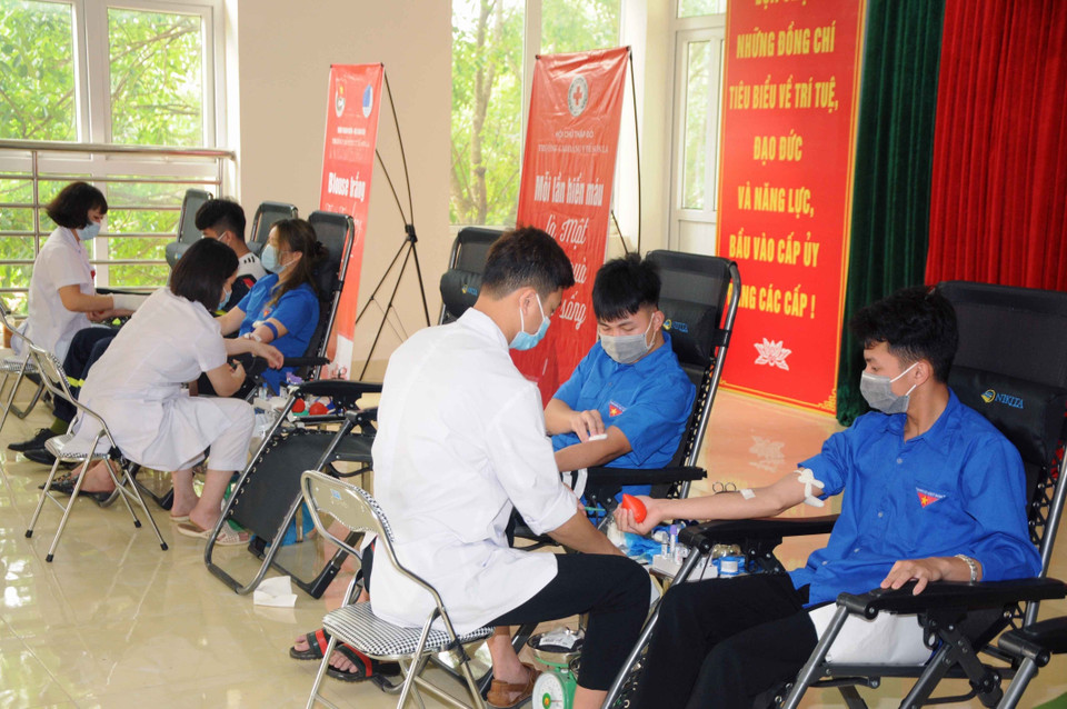 Đoàn viên, thanh niên Trường Cao đẳng Y tế Sơn La tham gia hiến máu tình nguyện hưởng ứng Ngày hội hiến máu với chủ đề Hiến máu an toàn - Phòng chống dịch bệnh COVID-19. (Ảnh: Quang Quyết/TTXVN)