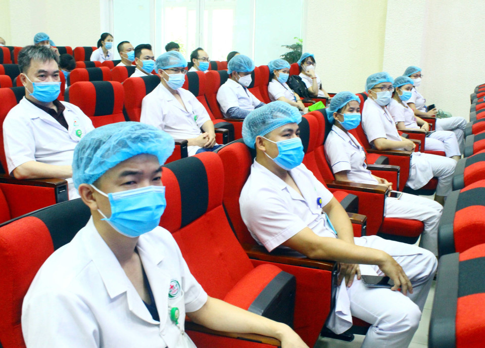 Các cán bộ tình nguyện Bệnh viện Hữu nghị Đa khoa Nghệ An hỗ trợ ngành y tế Hà Tĩnh. (Ảnh: Tá Chuyên/TTXVN)