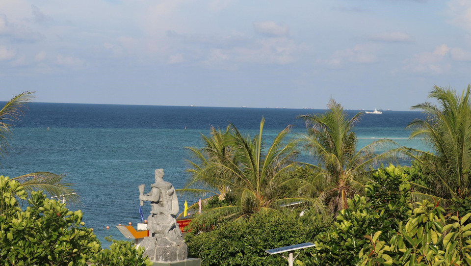 Tượng đài Hưng Đạo Vương Trần Quốc Tuấn sừng sững trên đảo Nam Yết hướng nhìn ra biển Đông. (Ảnh: Sỹ Tuyên/TTXVN)