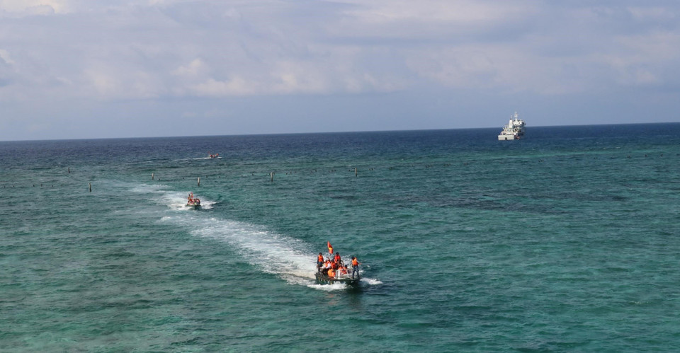 Tàu Trường Sa 571 neo đậu gần đảo Đá Đông C. (Ảnh: Sỹ Tuyên/TTXVN)