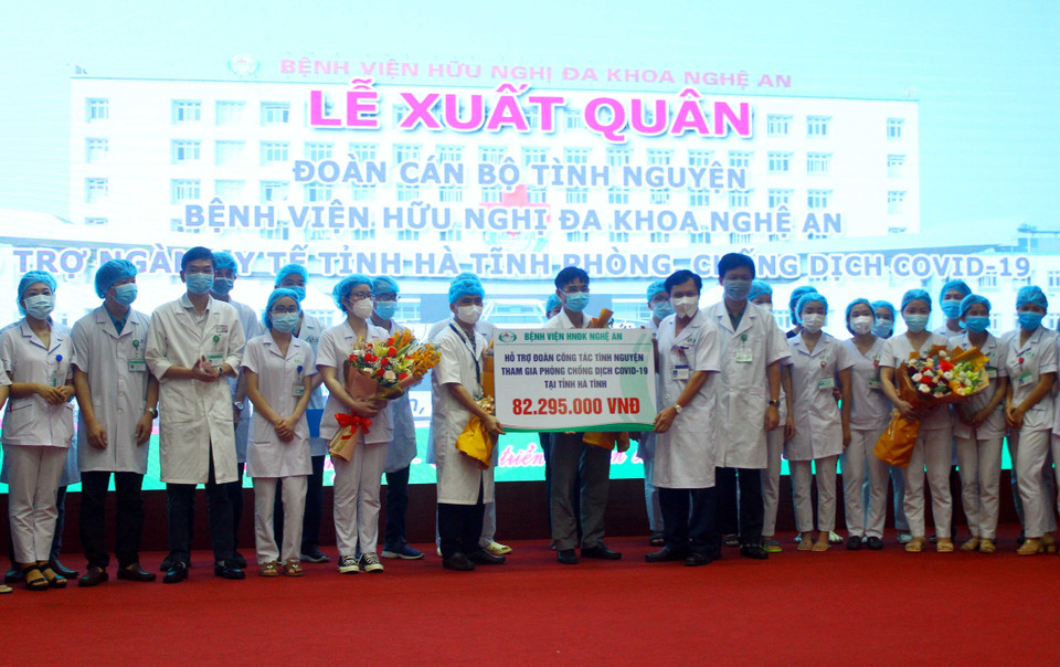 Bệnh viện Hữu nghị Đa khoa Nghệ An hỗ trợ 50 cán bộ y tế và 300 bộ đồ phòng hộ, 1.000 khẩu trang, 1.000 đôi găng tay, 50 tấm chắn giọt bắn, 100 triệu đồng tiền mặt. (Ảnh: Tá Chuyên/TTXVN)