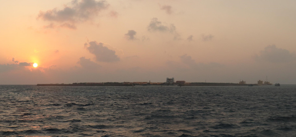 Đảo Đá Tây A một sớm bình minh. (Ảnh: Sỹ Tuyên/TTXVN)