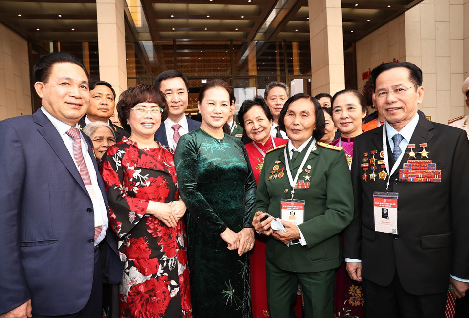 Chủ tịch Quốc hội Nguyễn Thị Kim Ngân gặp mặt các đại biểu là Anh hùng Lao động, Anh hùng Lực lượng vũ trang về dự Đại hội Thi đua yêu nước toàn quốc lần thứ X diễn ra tại Hà Nội (9/12/2020). (Ảnh: Trọng Đức/TTXVN)