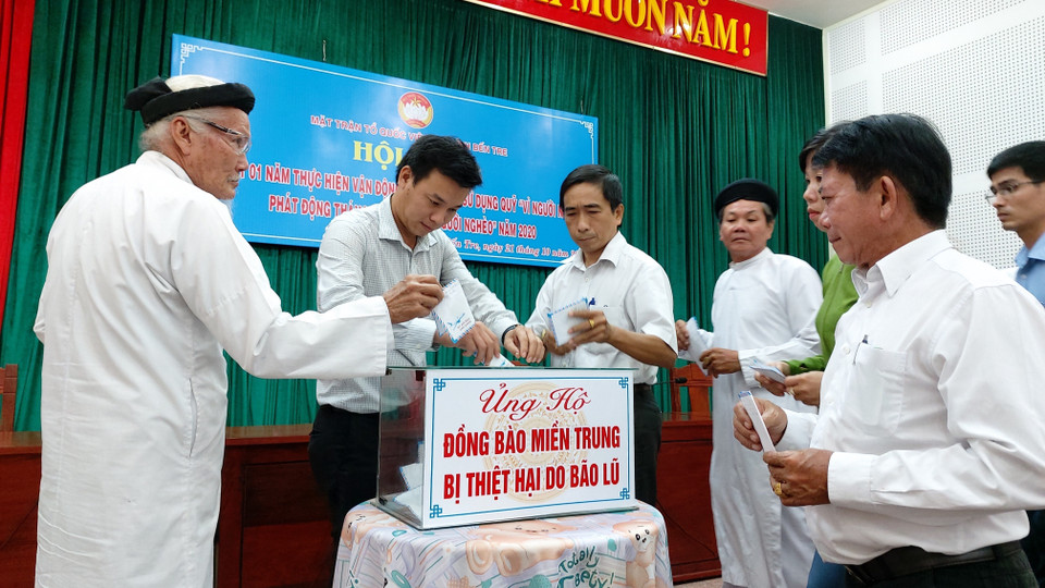  Các đại biểu đóng góp ủng hộ đồng bào miền Trung theo lời kêu gọi của Mặt trận Tổ quốc Việt Nam tỉnh Bến Tre tại Hội nghị Tổng kết một năm thực hiện vận động, quản lý và sử dụng Quỹ Vì người nghèo và Phát động tháng cao điểm Vì người nghèo năm 2020 của tỉnh (21/10/2020). (Ảnh: Trần Thị Thu Hiền/TTXVN)
