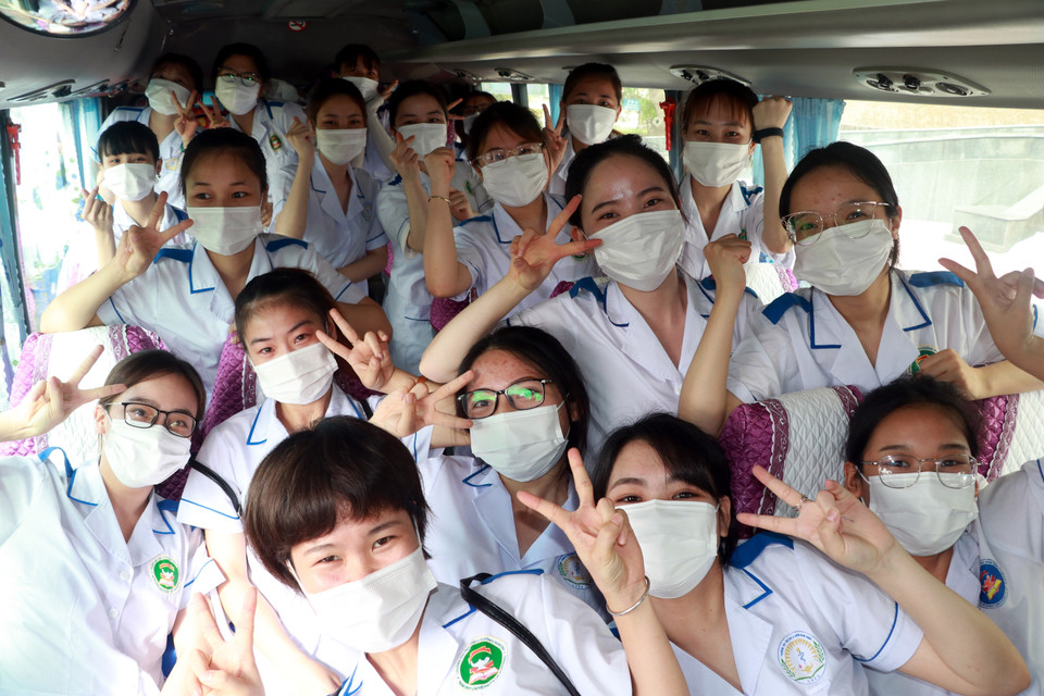 Sinh viên Trường Đại học Điều dưỡng Nam Định thể hiện tinh thần quyết tâm trước khi lên đường đến tâm dịch tỉnh Bắc Giang để hỗ trợ công tác phòng, chống dịch COVID-19. (Ảnh: Nguyễn Lành/TTXVN)