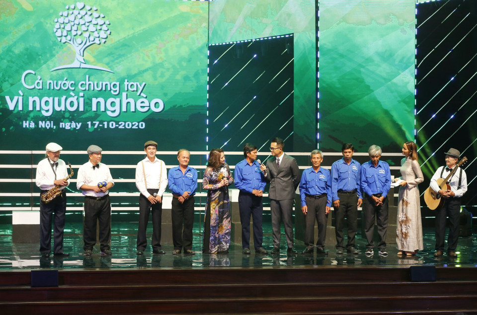 Những người tình nguyện đi xây cầu tham dự giao lưu tại Chương trình Cả nước chung tay vì người nghèo năm 2020 (17/10/2020). (Ảnh: Doãn Tấn/TTXVN)