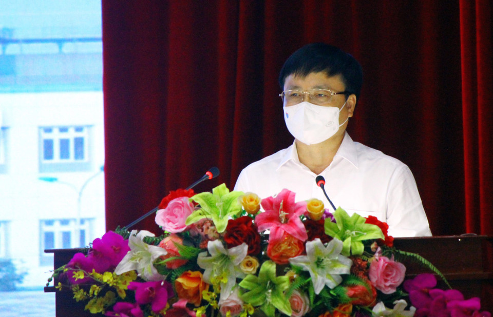 Phó Chủ tịch Ủy ban Nhân dân tỉnh Nghệ An Bùi Đình Long phát biểu động viên các cán bộ tình nguyện Bệnh viện Hữu nghị Đa khoa Nghệ An hỗ trợ Ngành Y tế Hà Tĩnh. (Ảnh: Tá Chuyên/TTXVN)