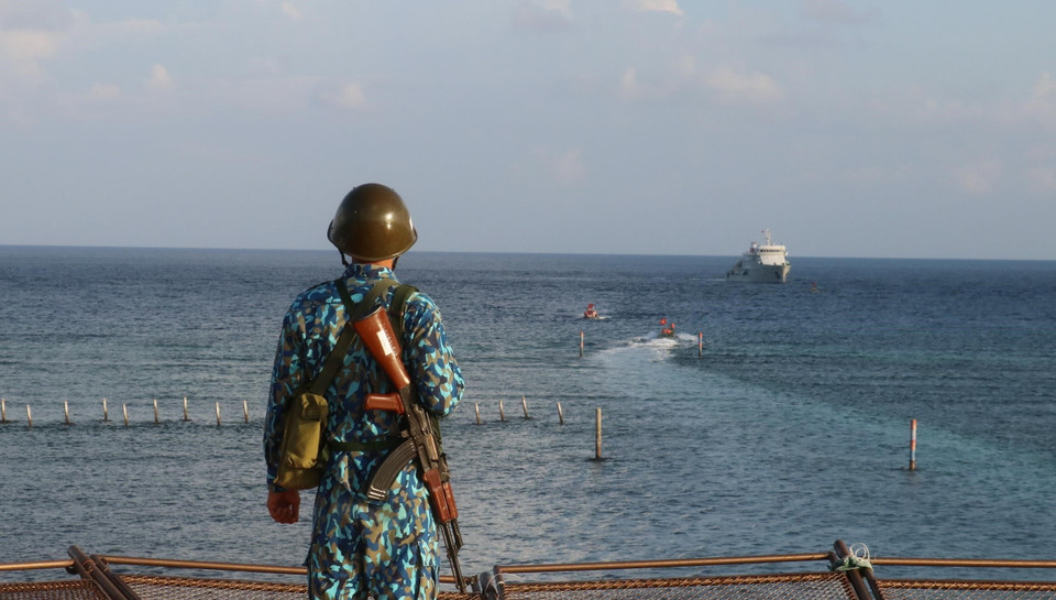 Chiến sỹ đảo Thuyền Chài C đứng gác. (Ảnh: Sỹ Tuyên/TTXVN)