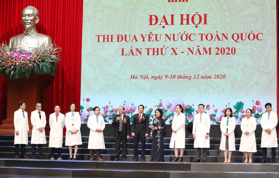 Giáo sư Đông A và các bác sỹ Bệnh viện Nhi đồng Thành phố Hồ Chí Minh - kíp mổ tách cặp song sinh Trúc Nhi-Diệu Nhi giao lưu tại Đại hội Thi đua yêu nước toàn quốc lần thứ X diễn ra tại Hà Nội, sáng 10/12/2020. (Ảnh: Phương Hoa/TTXVN)