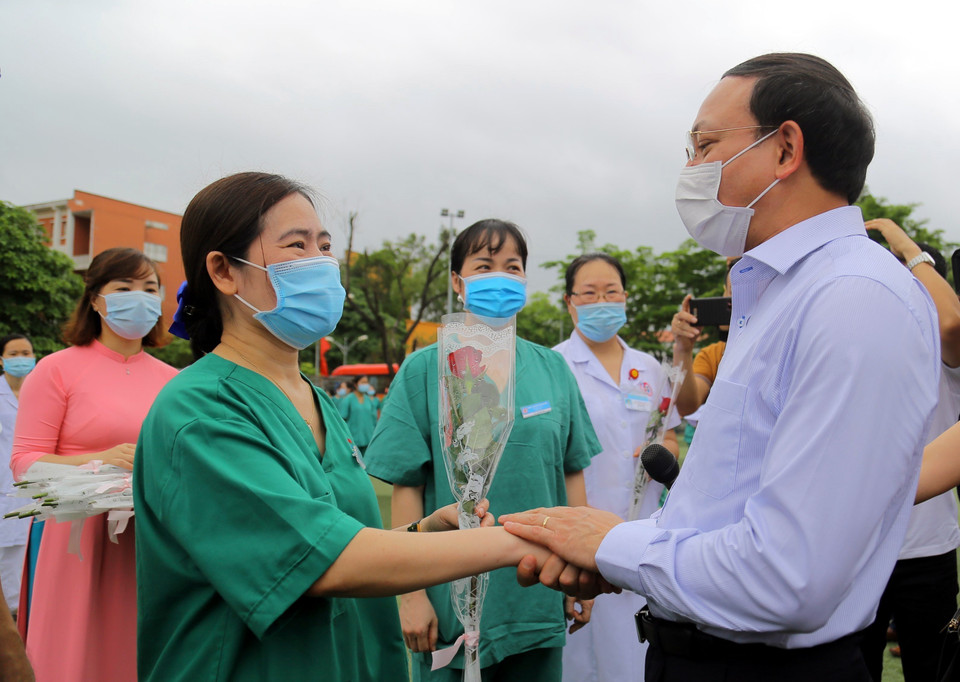 Bí thư Tỉnh ủy Quảng Ninh Nguyễn Xuân Ký động viên đoàn y, bác sỹ lên đường hỗ trợ tỉnh Bắc Giang chống dịch. (Ảnh: TTXVN phát)