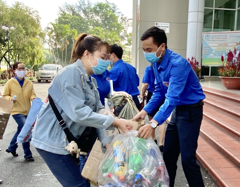 Đoàn viên thanh niên Quận 7 (TP Hồ Chí Minh) thực hiện thu gom ve chai gây quỹ ủng hộ kinh phí mua vaccine COVID-19. (Ảnh: Hồng Giang/TTXVN)