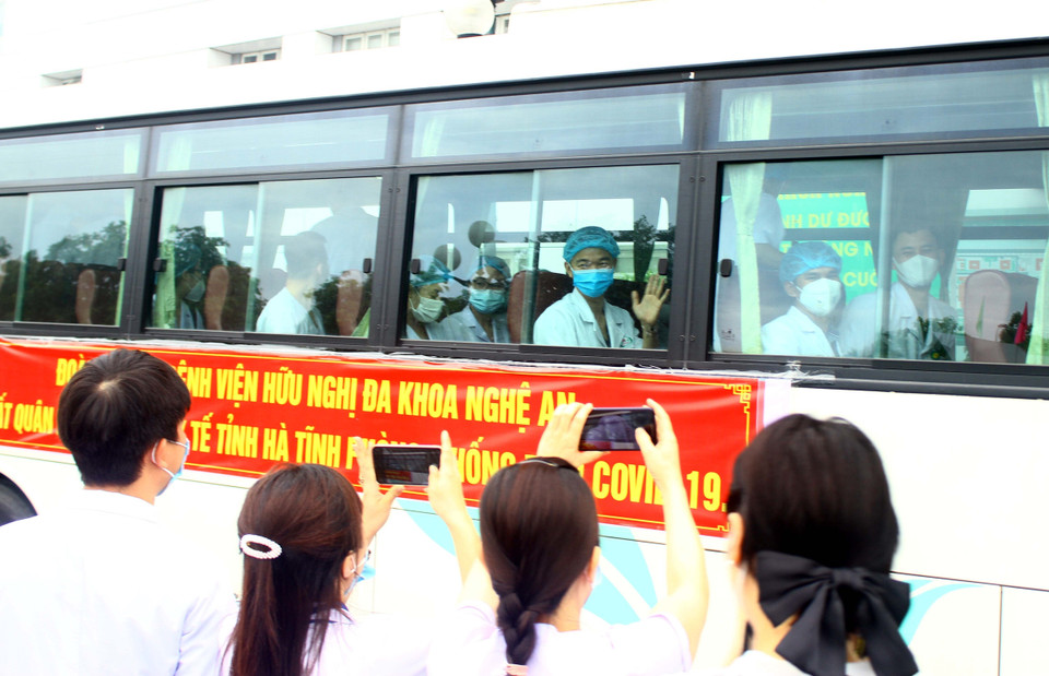 Các cán bộ y tế Bệnh viện Hữu nghị Đa khoa Nghệ An hăng hái lên đường hỗ trợ ngành y tế Hà Tĩnh phòng chống dịch COVID-19. (Ảnh: Tá Chuyên/TTXVN)