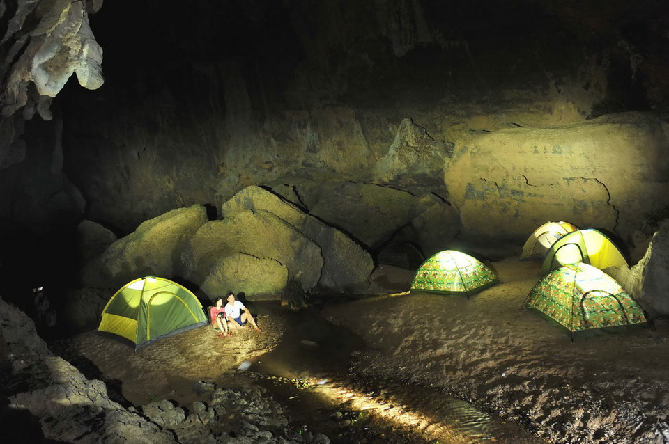 Cửa sau của hang Tối (còn được gọi là hang Thủy Cung) khi màn đêm xuống. (Ảnh: Minh Đức/TTXVN)