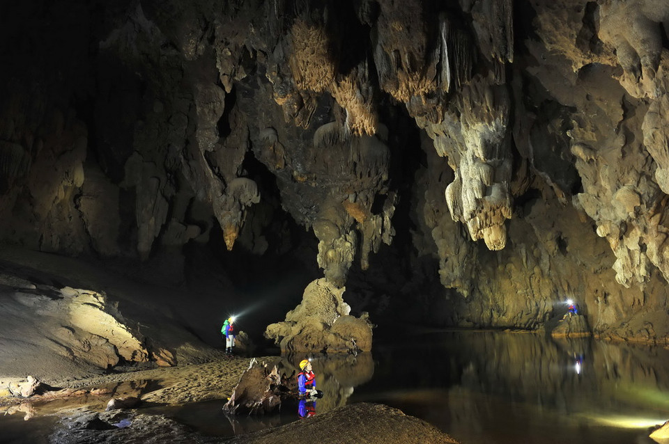 Từ góc nhìn này, không gian bên trong hang như một tòa cung điện lộng lẫy. (Ảnh: Minh Đức/TTXVN)