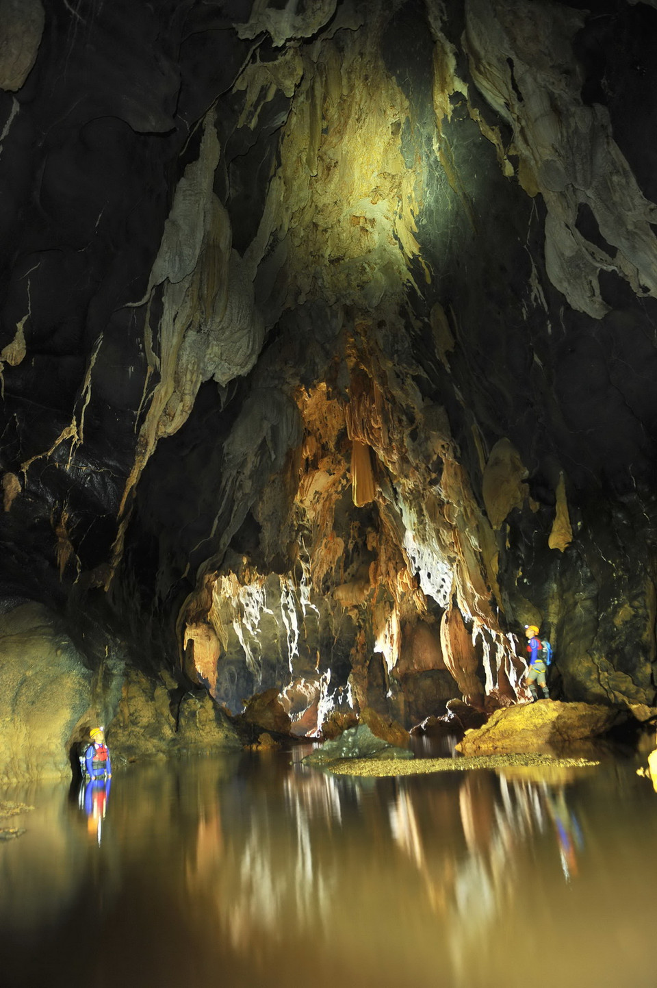 Hang Tối được đánh giá là tuyệt mỹ và độc đáo nhờ hệ thống thạch nhũ đẹp với hành trình và độ khó tăng dần, bao gồm băng rừng, trèo đèo, lội suối. (Ảnh: Minh Đức/TTXVN)