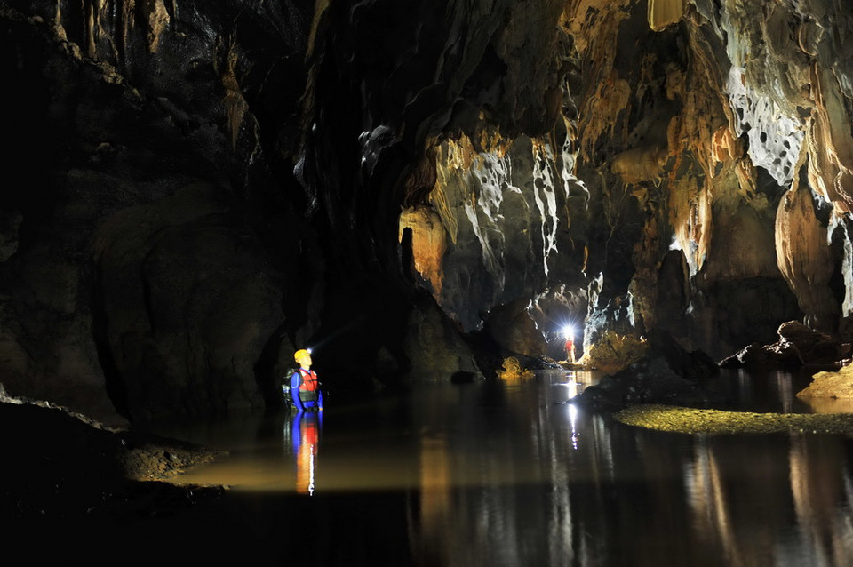 Hang Tối được đánh giá là tuyệt mỹ và độc đáo nhờ hệ thống thạch nhũ đẹp với hành trình và độ khó tăng dần, bao gồm băng rừng, trèo đèo, lội suối. (Ảnh: Minh Đức/TTXVN)