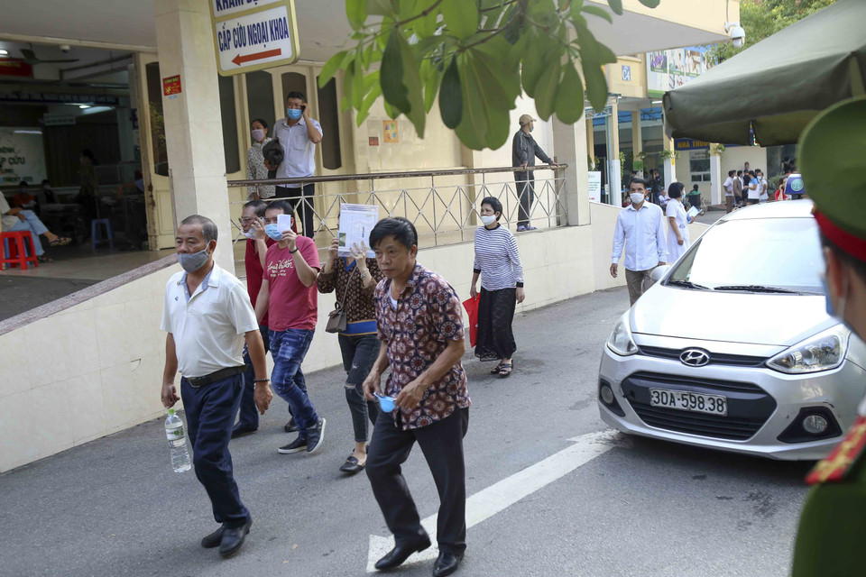 Nhiều người dân chỉ lấy khẩu trang ra đeo khi thấy lực lượng chức năng (Bệnh viện Việt Đức, 15g30 ngày 18/11/2020). (Ảnh: Tuấn Đức/TTXVN)