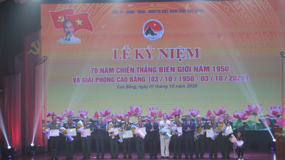 Lãnh đạo tỉnh Cao Bằng tặng Huy hiệu Vì sự nghiệp xây dựng và phát triển tỉnh Cao Bằng cho các cá nhân có nhiều đóng góp trong sự nghiệp xây dựng và phát triển tỉnh Cao Bằng tại lễ kỷ niệm. (Ảnh: Chu Hiệu/TTXVN)