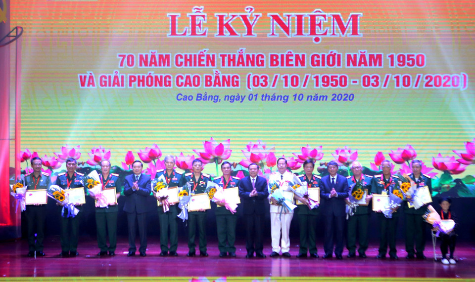 Trao tặng Huy hiệu Vì sự nghiệp xây dựng và phát triển tỉnh Cao Bằng cho 70 cá nhân có nhiều thành tích trong sự nghiệp xây dựng và phát triển Cao Bằng. (Ảnh: Quốc Đạt/TTXVN)