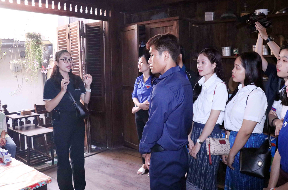 Các lưu học sinh Lào, Campuchia nghe giới thiệu về lực lượng Biệt động Sài Gòn. (Ảnh: Xuân Khu/TTXVN)