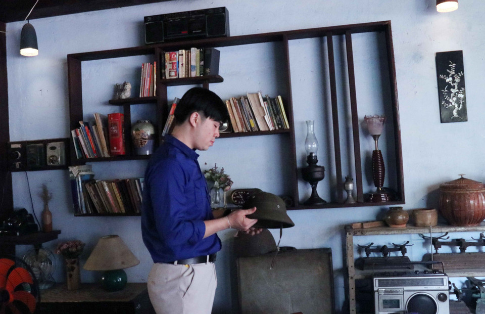 Lưu học sinh Lào tìm hiểu những kỷ vật từ 50 năm trước. (Ảnh: Xuân Khu/TTXVN)