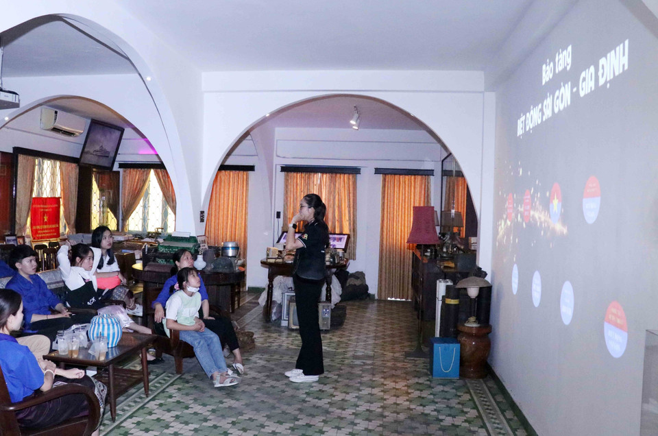Các lưu học sinh Lào, Campuchia xem phim tư liệu về lực lượng Biệt động Sài Gòn-Gia Định tại Bảo tàng lực lượng Biệt động Sài Gòn. (Ảnh: Xuân Khu/TTXVN)
