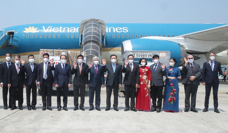 Chủ tịch Quốc hội Vương Đình Huệ, Phó Chủ tịch Thường trực Quốc hội Trần Thanh Mẫn, Chủ tịch UB Trung ương MTTQ Việt Nam Đỗ Văn Chiến và các đại biểu dự lễ bàn giao vaccine, vật tư y tế và kinh phí được ủng hộ trong chuyến công tác châu Âu. (Ảnh: Lâm Khánh/TTXVN)