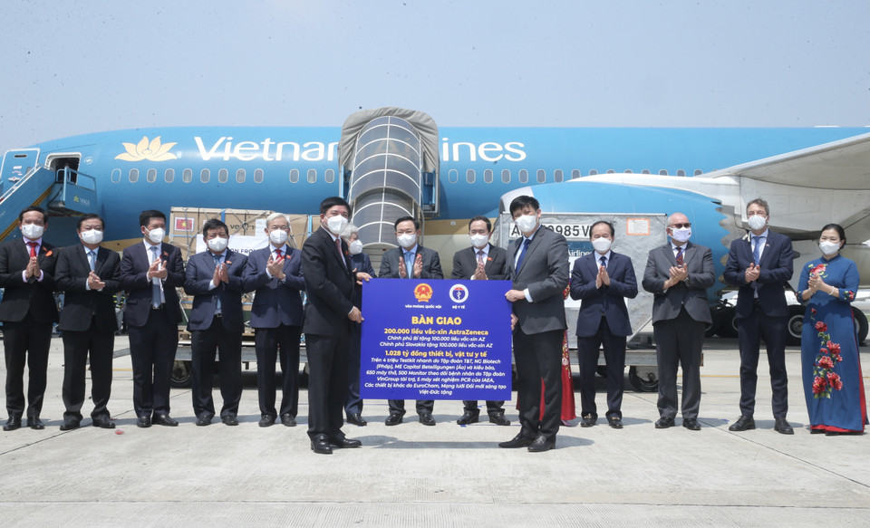 Chủ tịch Quốc hội Vương Đình Huệ, Phó Chủ tịch Thường trực Quốc hội Trần Thanh Mẫn, Chủ tịch UB Trung ương MTTQ Việt Nam Đỗ Văn Chiến chứng kiến lễ bàn giao vaccine, vật tư y tế và kinh phí được ủng hộ trong chuyến công tác châu Âu. (Ảnh: Lâm Khánh/TTXVN)