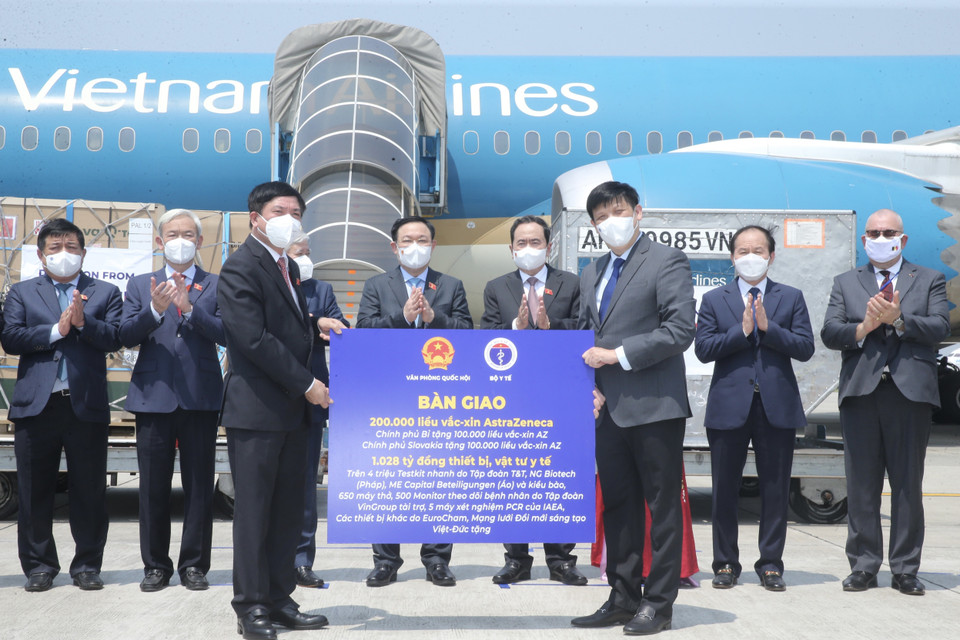 Chủ tịch Quốc hội Vương Đình Huệ, Phó Chủ tịch Thường trực Quốc hội Trần Thanh Mẫn, Chủ tịch UB Trung ương MTTQ Việt Nam Đỗ Văn Chiến chứng kiến lễ bàn giao vaccine, vật tư y tế và kinh phí được ủng hộ trong chuyến công tác châu Âu. (Ảnh: Lâm Khánh/TTXVN)