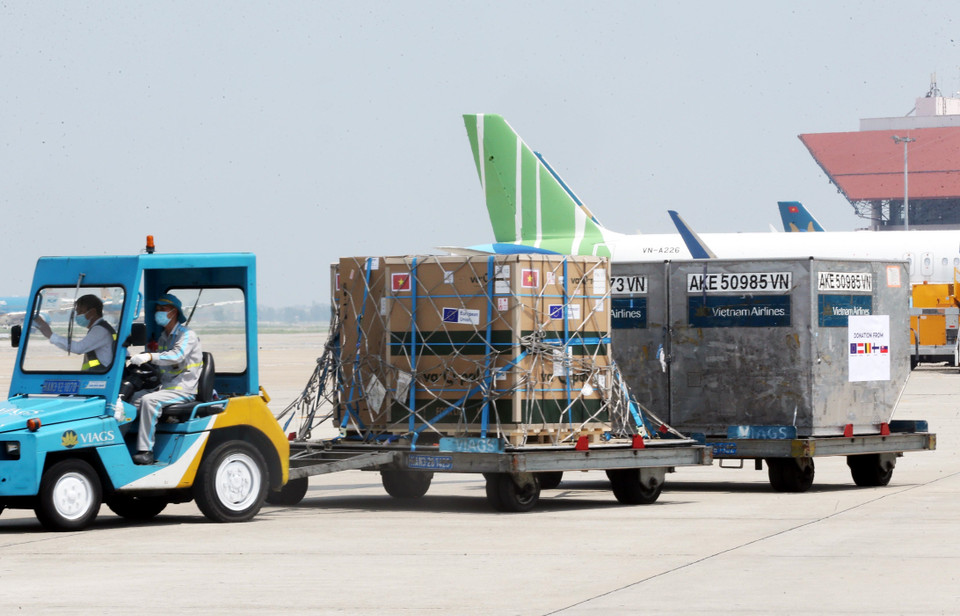 Lượng vaccine AstraZeneca, thiết bị, vật tư y tế về đến sân bay quốc tế Nội Bài, Hà Nội. (Ảnh: Lâm Khánh/TTXVN)