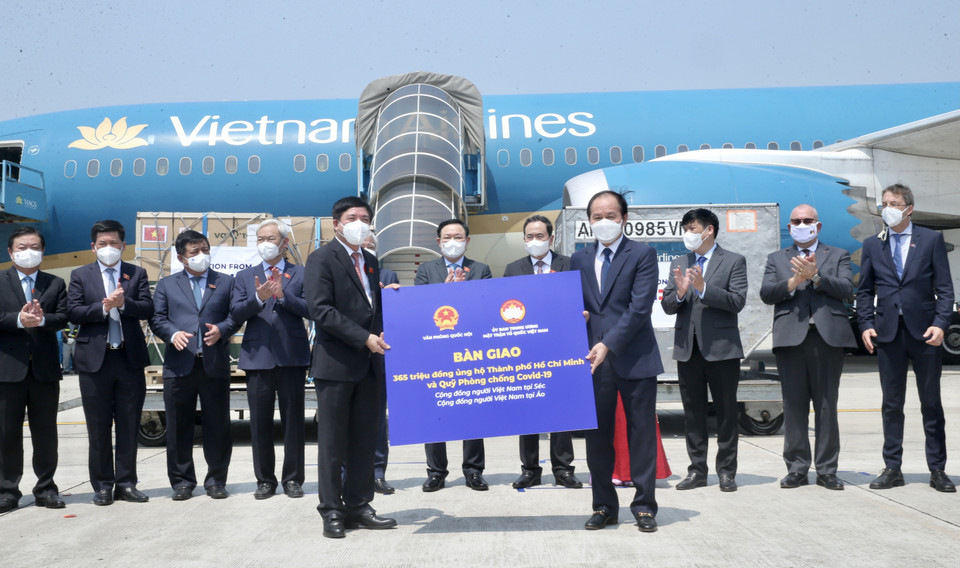 Chủ tịch Quốc hội Vương Đình Huệ, Phó Chủ tịch Thường trực Quốc hội Trần Thanh Mẫn, Chủ tịch UB Trung ương MTTQ Việt Nam Đỗ Văn Chiến chứng kiến lễ bàn giao tiền ủng hộ TP Hồ Chí Minh và Quỹ Phòng, chống COVID-19. (Ảnh: Lâm Khánh/TTXVN)