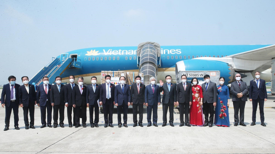 Chủ tịch Quốc hội Vương Đình Huệ, Phó Chủ tịch Thường trực Quốc hội Trần Thanh Mẫn, Chủ tịch UB Trung ương MTTQ Việt Nam Đỗ Văn Chiến và các đại biểu dự lễ bàn giao vaccine, vật tư y tế và kinh phí được ủng hộ trong chuyến công tác châu Âu. (Ảnh: Lâm Khánh/TTXVN)