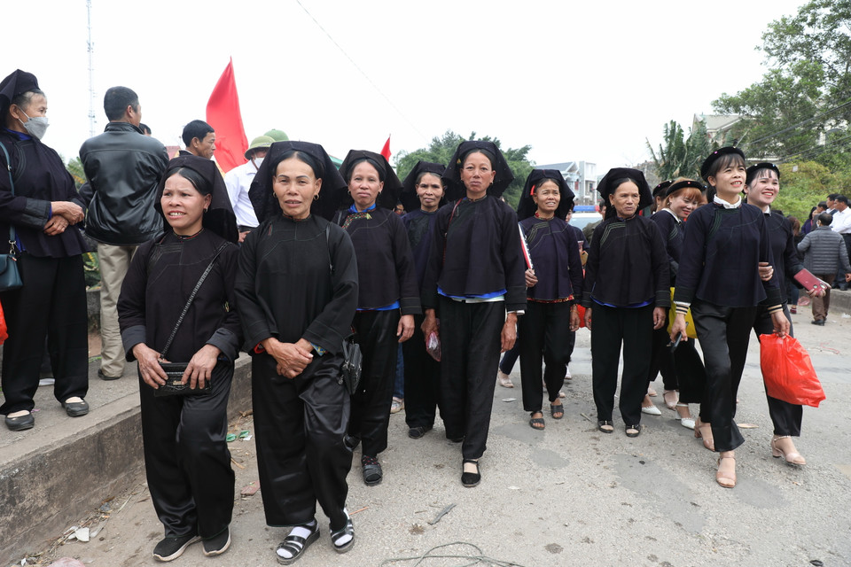 Đến phiên chợ xuân gặp gỡ, hát Sloong hao. (Ảnh: Danh Lam/TTXVN)