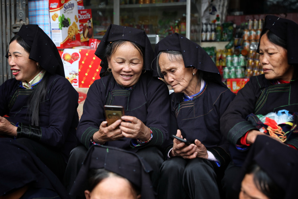 Các bà, các chị đến phiên chợ với trang phục truyền thống và giao lưu gặp gỡ, hát Sloong hao. (Ảnh: Danh Lam/TTXVN)