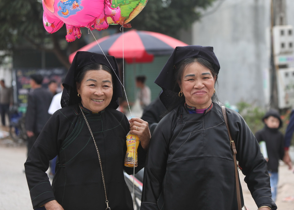 Khi ra về, ai ai cũng vui vẻ cùng với những món hàng hóa mua được ở phiên chợ. (Ảnh: Danh Lam/TTXVN)