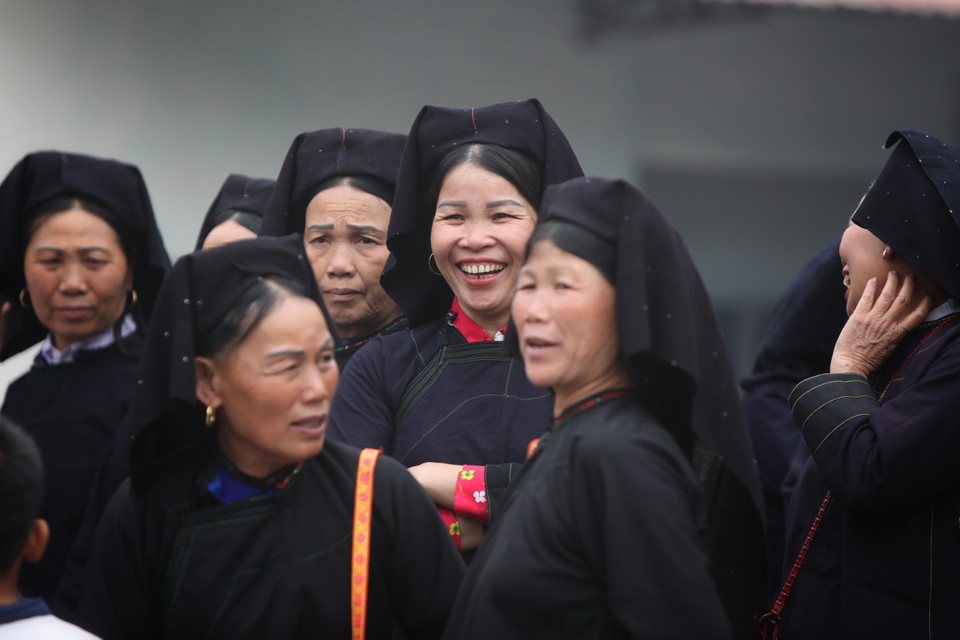 Đến phiên chợ xuân gặp gỡ, hát Sloong hao khiến ai cũng vui. (Ảnh: Danh Lam/TTXVN)