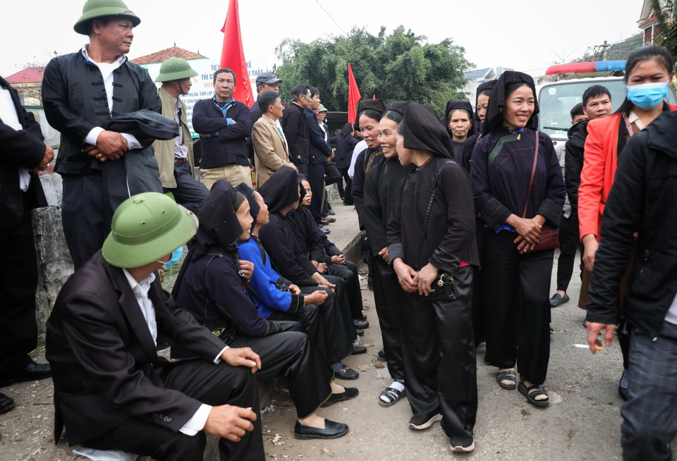 Người dân đến phiên chợ xuân gặp gỡ, hát Sloong hao. (Ảnh: Danh Lam/TTXVN)