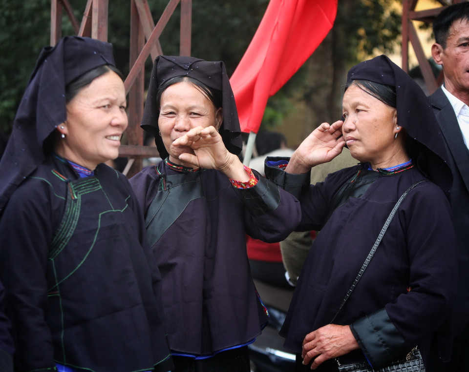 Đến phiên chợ xuân gặp gỡ, hát Sloong hao khiến ai cũng vui. (Ảnh: Danh Lam/TTXVN)