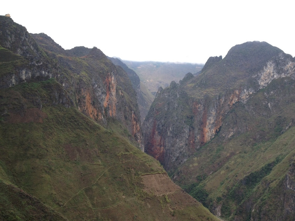 Một hẻm vực của Cao nguyên đá Đồng Văn nhìn từ trên cao. (Ảnh: PV/Vietnam+)