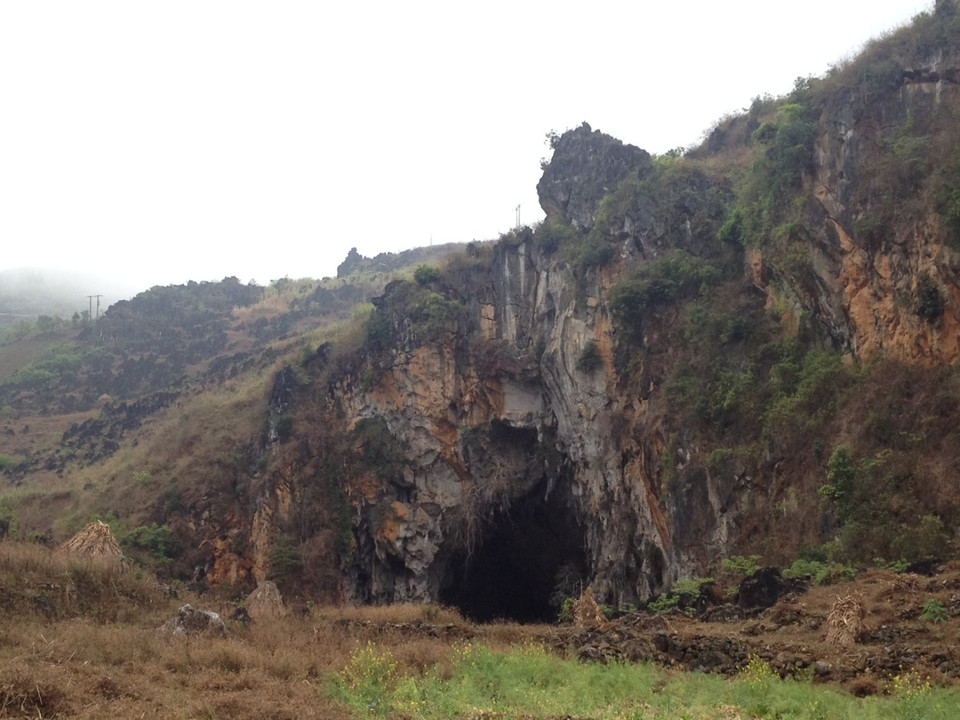 Miệng hang động hoang sơ nằm sâu giữa hẻm núi tại huyện Đồng Văn, tỉnh Hà Giang. (Ảnh: PV/Vietnam+)