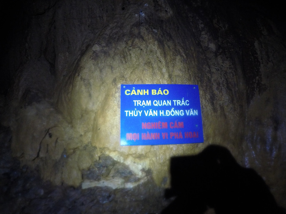 Dưới hang động được lắp đặt trạm quan trắc thủy văn cảnh báo. (Ảnh: PV/Vietnam+)