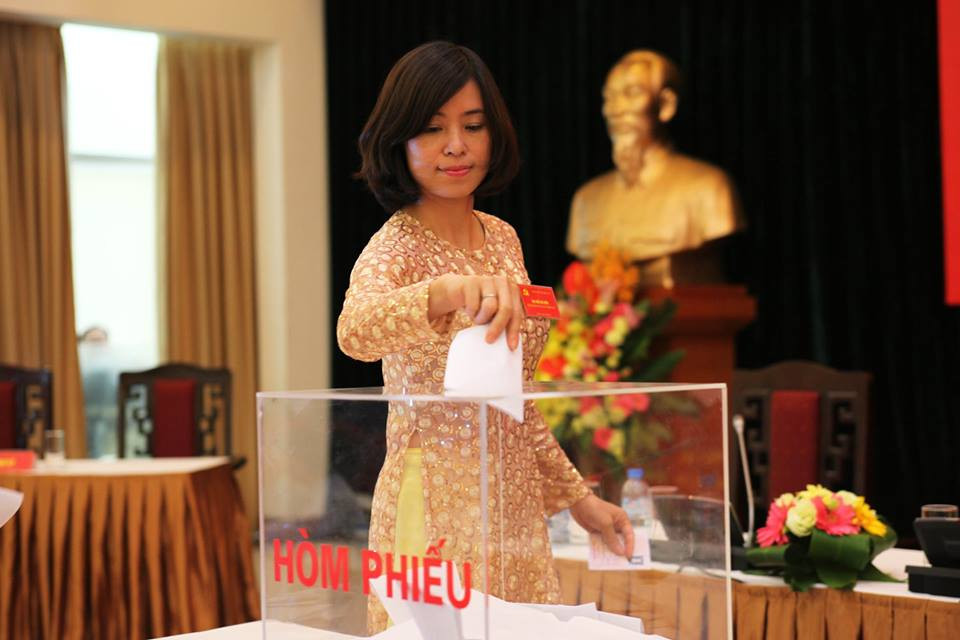 Đại biểu tham dự Đại hội bỏ phiếu bầu Ban chấp hành Đảng bộ TTXVN khóa 25 nhiệm kỳ 2015-2020. (Võ Việt Phương/Vietnam+)