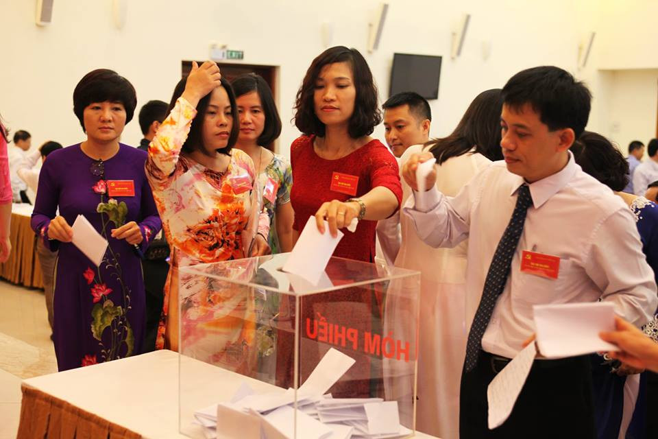 Đại biểu tham dự Đại hội bỏ phiếu bầu Ban chấp hành Đảng bộ TTXVN khóa 25 nhiệm kỳ 2015-2020. (Võ Việt Phương/Vietnam+)