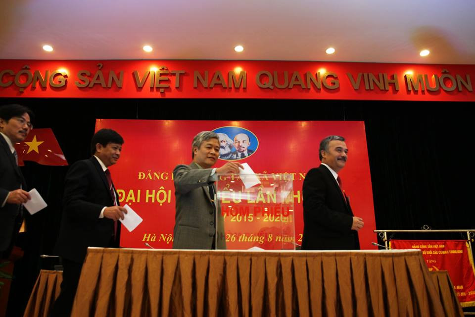 Lãnh đạo TTXVN bỏ phiếu bầu Ban chấp hành Đảng bộ TTXVN khóa 25 nhiệm kỳ 2015-2020. (Võ Việt Phương/Vietnam+) 