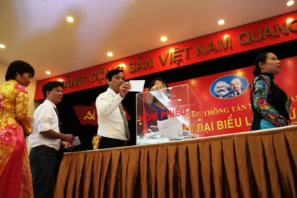 Đại biểu tham dự Đại hội bỏ phiếu bầu Ban chấp hành Đảng bộ TTXVN khóa 25 nhiệm kỳ 2015-2020. (Võ Việt Phương/Vietnam+)