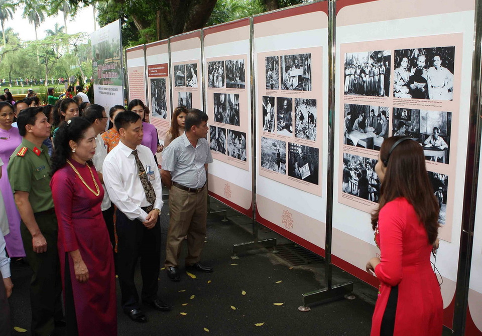  Các đại biểu tham quan triển lãm. (Ảnh: Thanh Tùng/TTXVN)