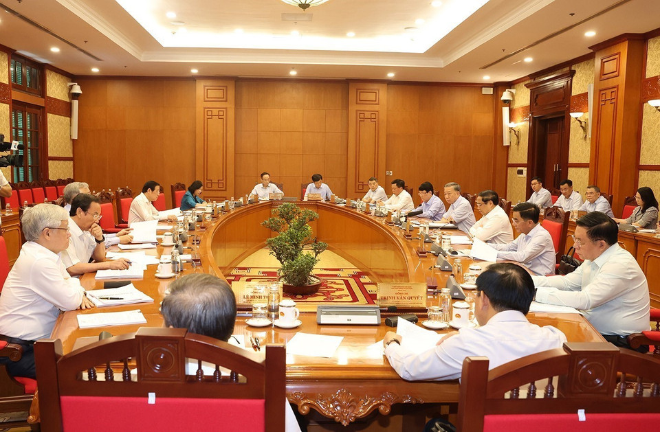 Cuộc họp của Bộ Chính trị, Ban Bí thư để chỉ đạo việc tập trung khắc phục hậu quả mưa lũ do ảnh hưởng của cơn bão số 3 và chủ động ứng phó với mưa lũ, sạt lở đất trong thời gian tới. (Ảnh: Trí Dũng/TTXVN)